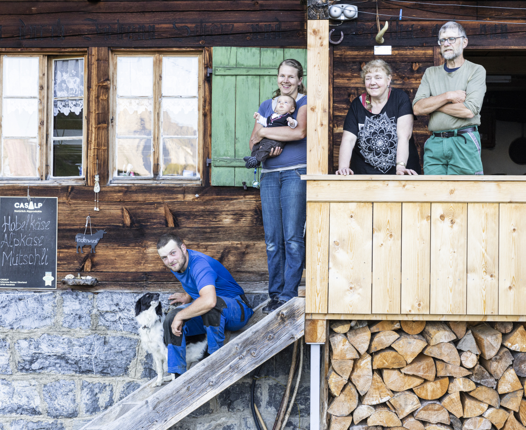 Bergbauernfamilie auf der Alp